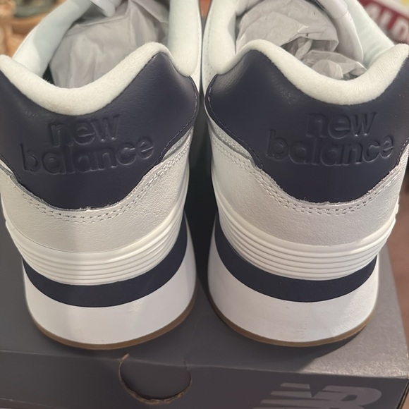 White platform New balance Sneaker with gum bottom - Picture 6 of 8